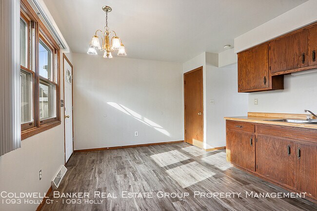 Building Photo - Neenah Townhouse!