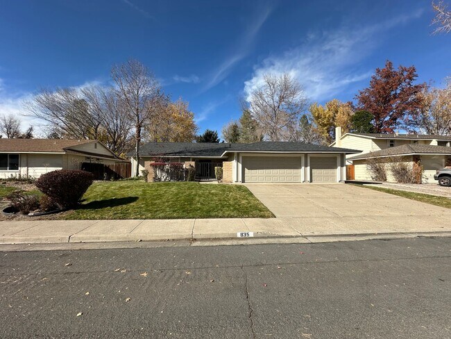 Foto del edificio - Spacious 4-Bedroom Home off Lakeside Drive