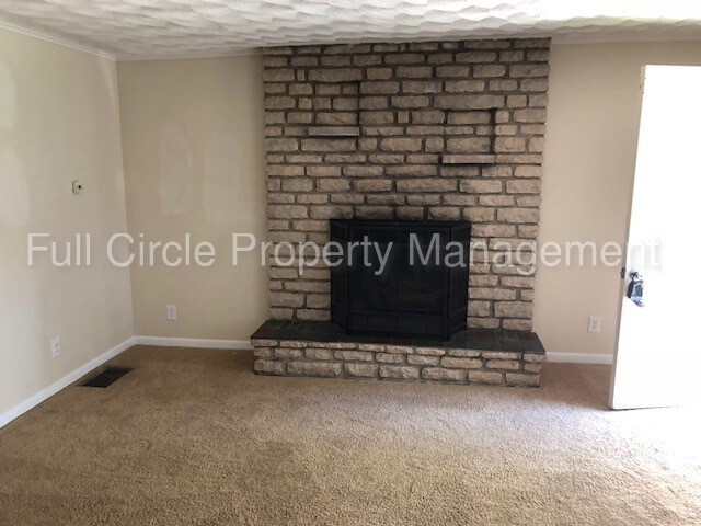 Building Photo - Plain City duplex with yard!