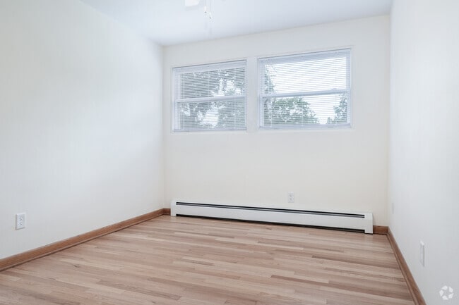 2BR, 1BA - 875SF - Bedroom - Royal Arms