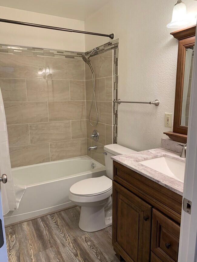 Foto del edificio - 2201 E 66th Ave