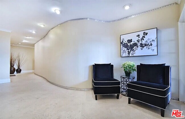 Foto del edificio - 8550 Holloway Dr