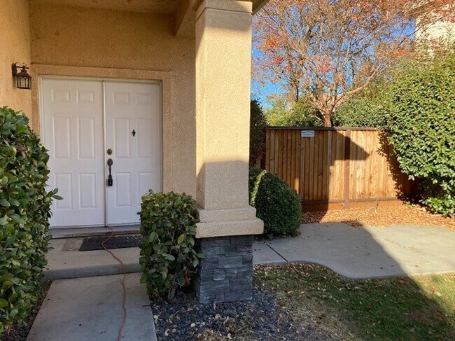 Foto del edificio - Beautiful 4 Bedroom, 3 Full Bath Tracy Hom...