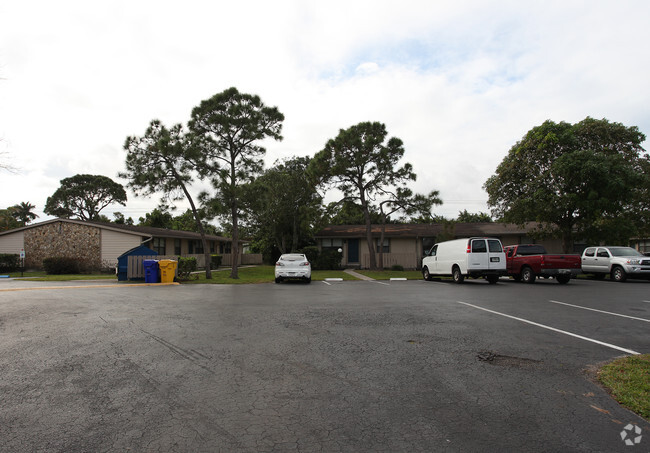 Building Photo - Springtree Apartments