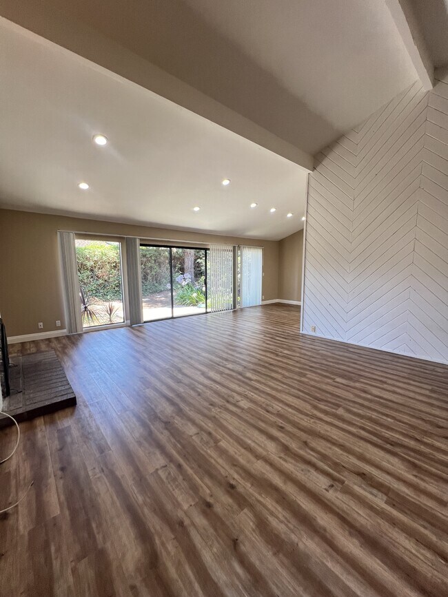 Building Photo - 25602 Spinnaker Dr