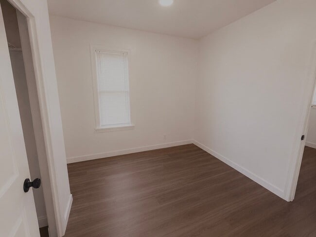 Building Photo - 404 S Van Buren St