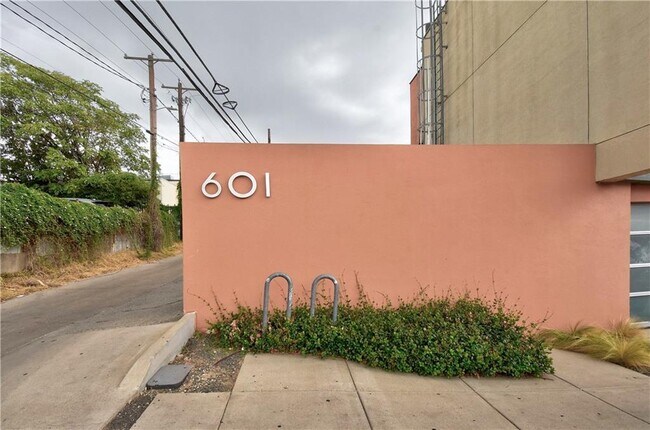 Building Photo - 601 Brushy St