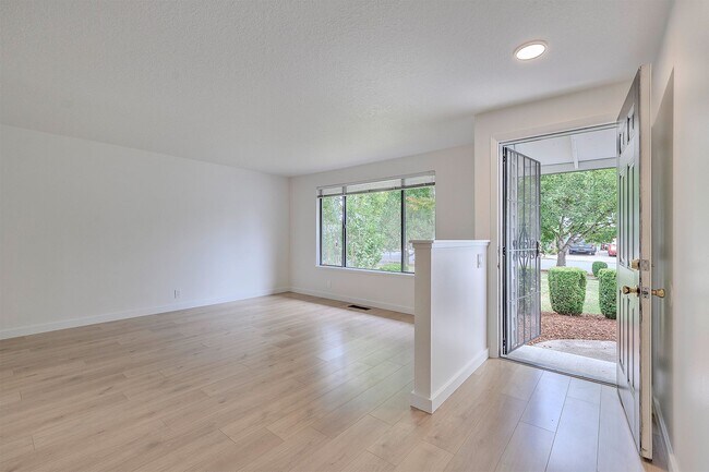 Foto del edificio - Updated Single Level Home with Large Fence...