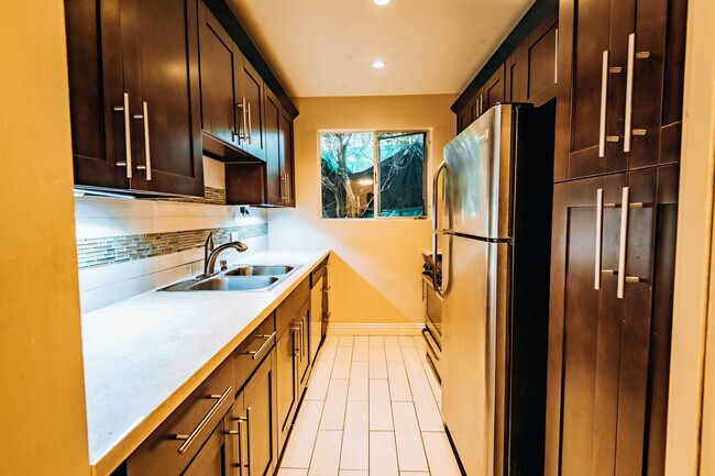 Building Photo - 436 S Oakhurst Dr