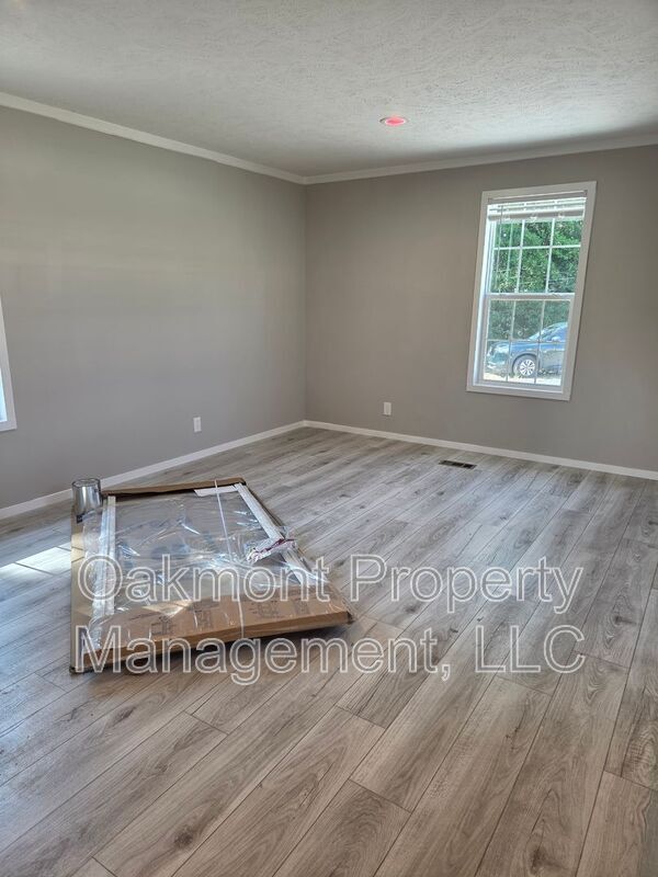 Building Photo - 223 Plum Dr