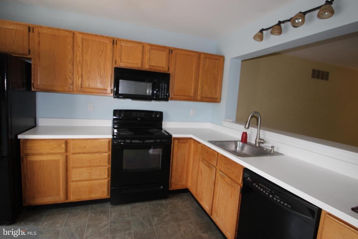 2004 Westfield Ct, Newtown Square, PA 19073 Townhome Rentals in