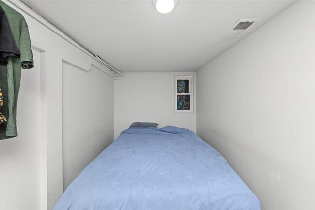 Building Photo - 3 bedroom in Chicago IL 60647