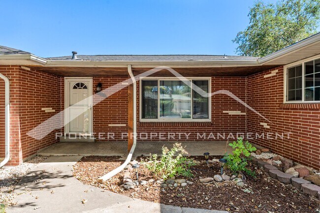 Foto del edificio - Spacious Home with Gas Fireplace and Fence...
