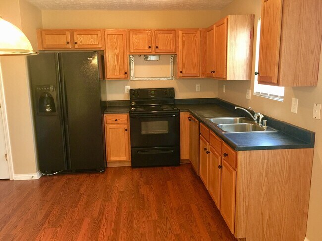 Foto del edificio - Beautiful Home in Quiet Cul-De-Sac Shelbyville! Basement!