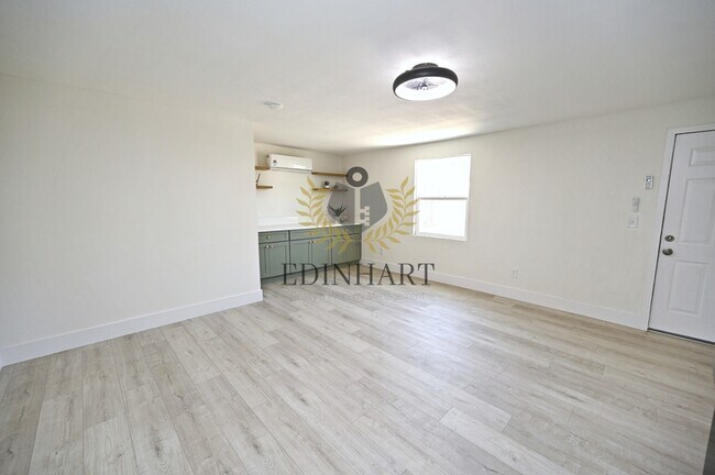 Building Photo - 1584 N Carruth Ave