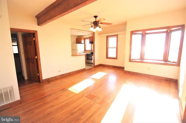 Building Photo - 303 E Holly Oak Rd