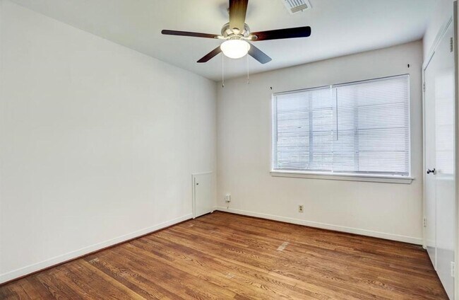 Foto del edificio - 5615 Arboles Dr