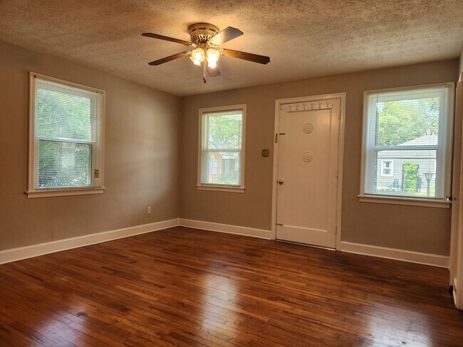 Foto del edificio - Charming 2 Bedroom 1 Bathroom home near Th...