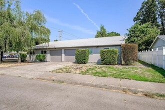 Building Photo - 3609 White Oak Ct NE