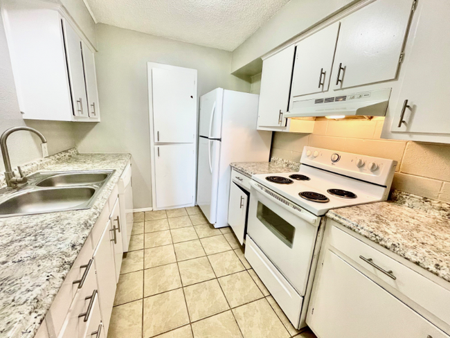 Foto del edificio - 3822 Englewood Cir