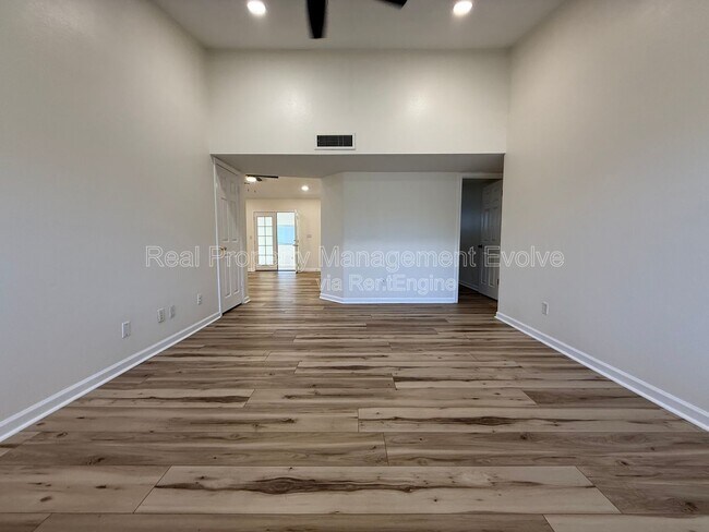 Building Photo - 6502 E Grandview Dr