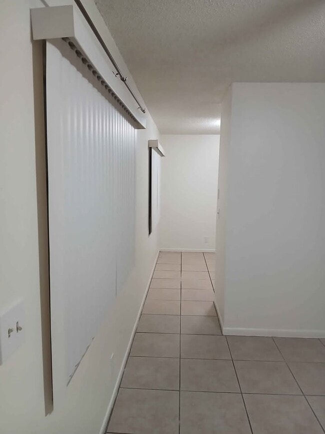 Pasillo a la cocina - 9021 W Highland Pines Dr