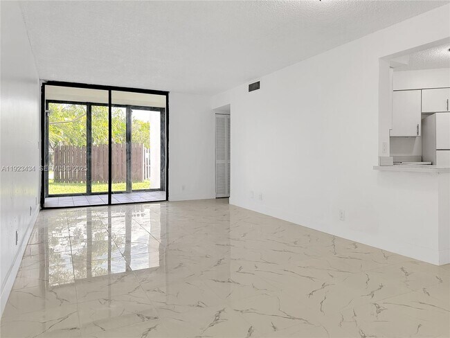 Foto del edificio - 211 Lake Pointe Dr