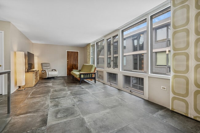 Building Photo - 1044 Ontario St