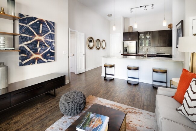 Áreas de cocina, sala de estar y comedor con pisos de tablones de vinilo de superficie dura en todas partes - Avalon Lakeside