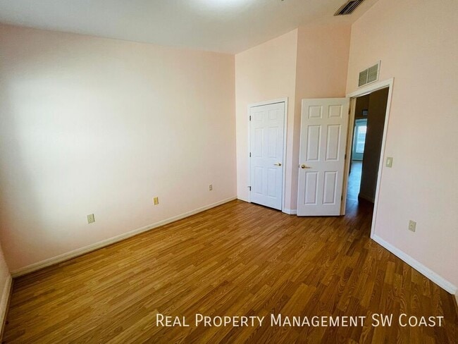 Building Photo - 936 Hampton Cir