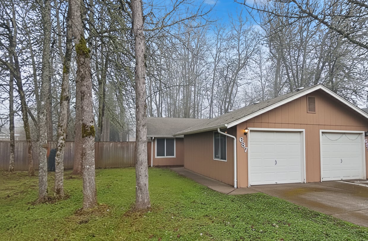 Primary Photo - 2 Bedroom Duplex ~ Close to Shops ~ Pet Fr...