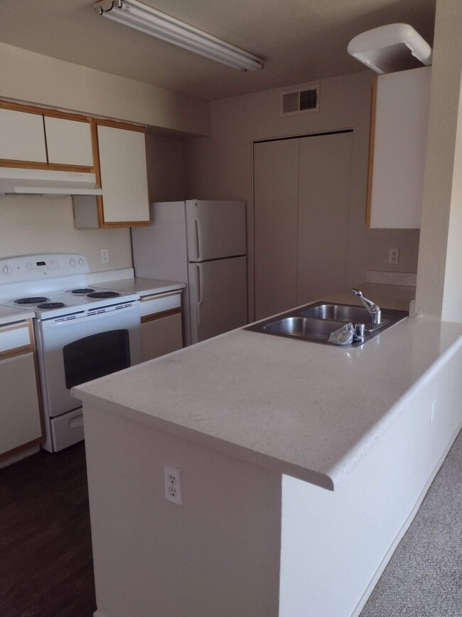 Building Photo - KNOLLS AT GREEN VALLEY