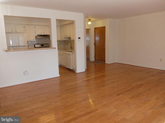 Building Photo - 302 Trinity Ct