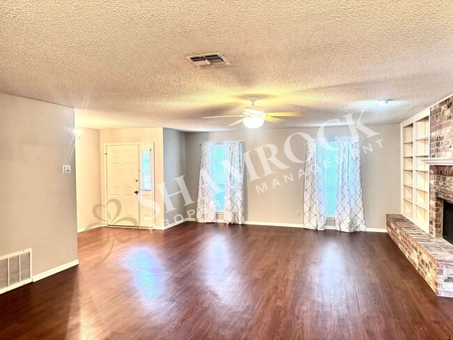 Building Photo - 3206 Creekwood Cir