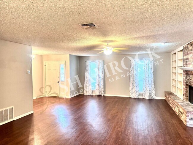 Foto del edificio - 3206 Creekwood Cir