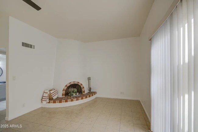 chimenea de leña. - 712 S Lebanon Ln