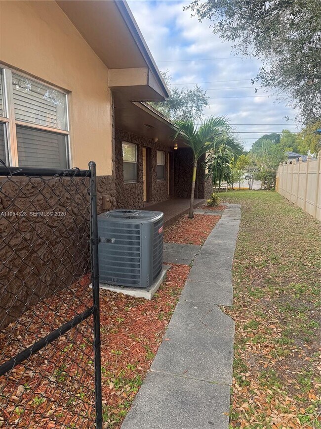 Foto del edificio - 2505 NW 13th Ct