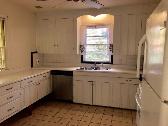 Building Photo - Charming Ranch in the West End
