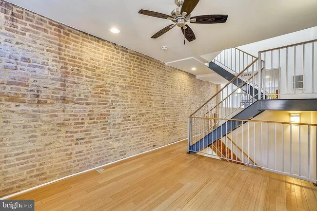 Gran sala de estar con escaleras flotantes - 122 N Bradford St