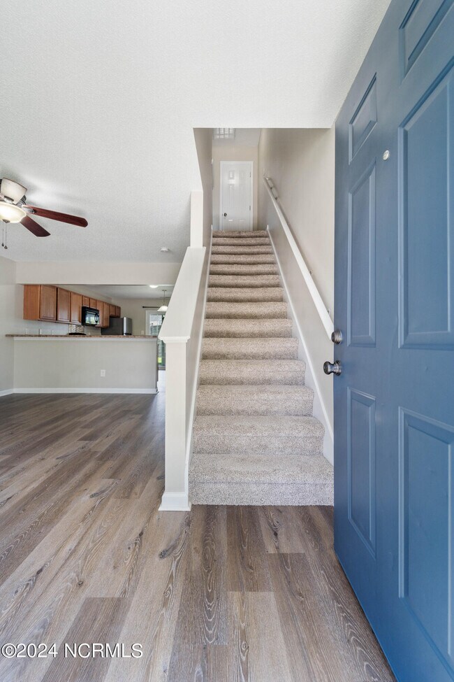 Building Photo - 1000 Banister Loop