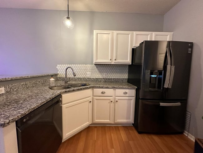 Foto del edificio - 7791 Everest Ln N