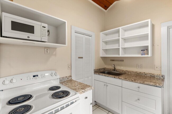 Foto del edificio - Unfurnished Studio!