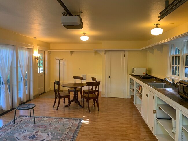 Building Photo - 2028 Potter St