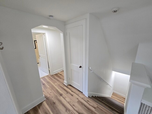 Building Photo - CUTE & COZY 2BED/1BATH DUPLEX FOR RENT - U...