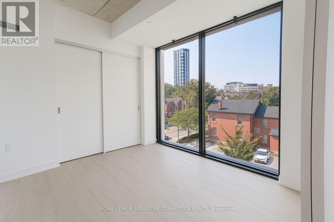 Photo du bâtiment - 195 McCaul St