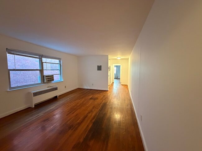 Sala de estar desde el pasillo de entrada hasta el salón. - 1711 T St NW