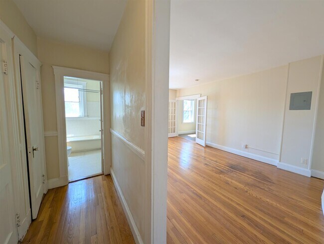 Building Photo - 6 Linnaean St