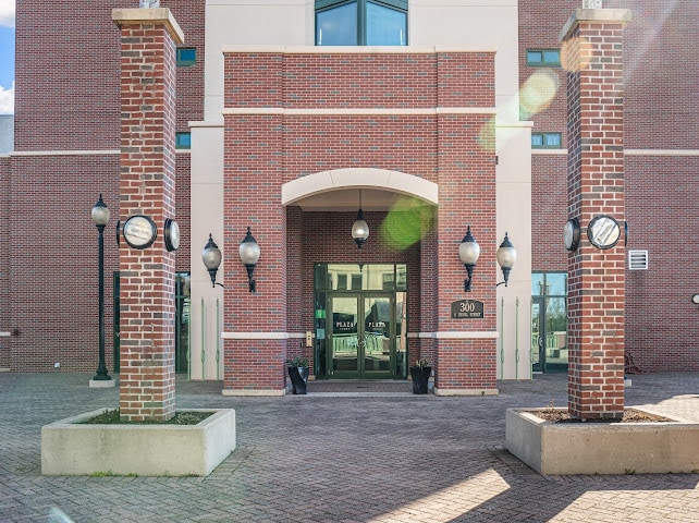 Building Photo - 300 S Duval St