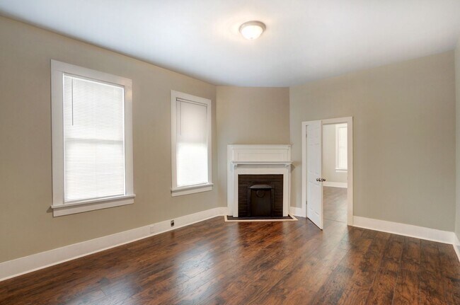 Building Photo - 612 W Victory Dr