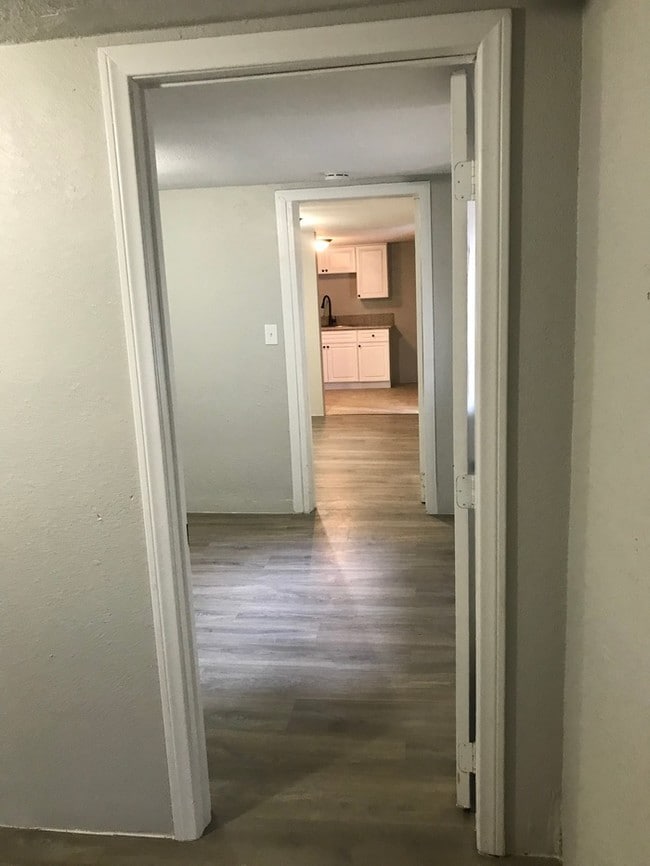 Building Photo - Nice 2 bedrooms 1 bath duplex